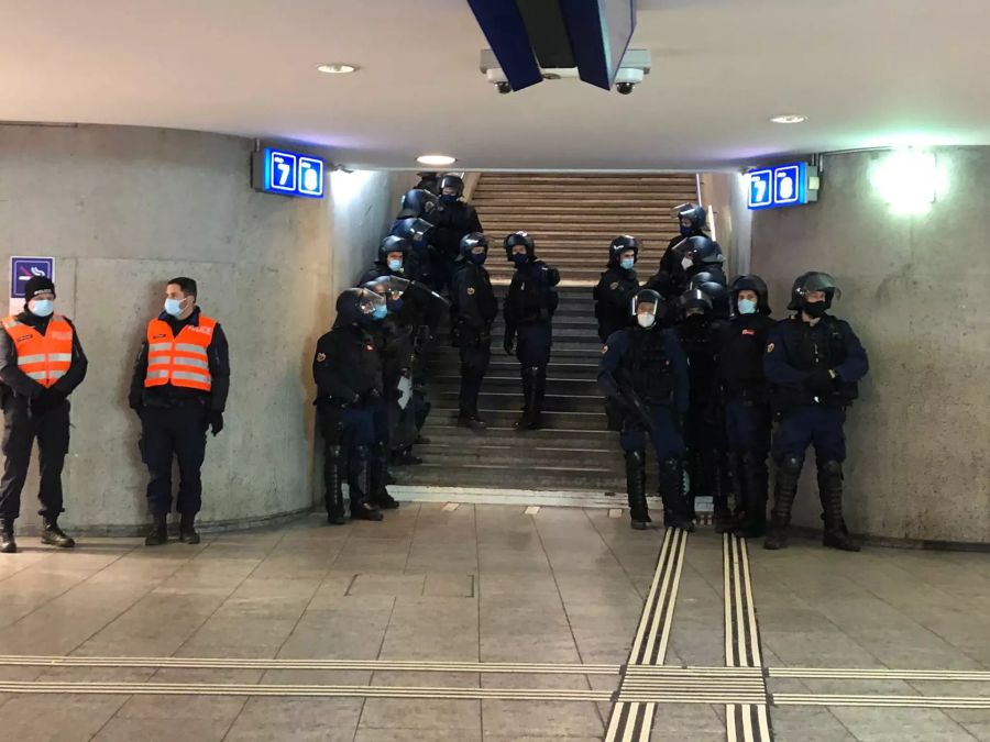 Am Bahnhof Bern ist ein grosses Polizeiaufgebot vor Ort.