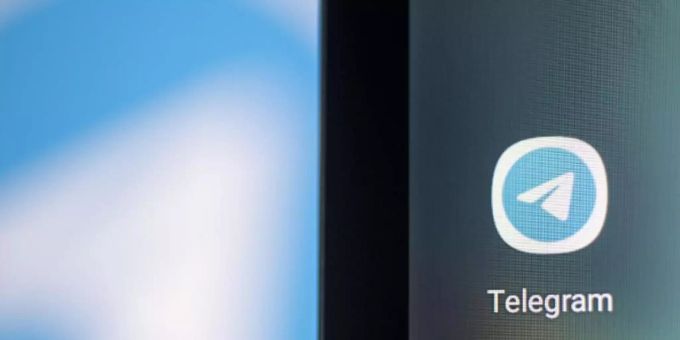 Das Telegram-Logo auf dem Bildschirm eines Smartphones. Telegram