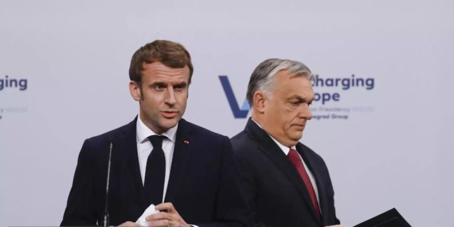 Emmanuel Macron (l) und Viktor Orban in Budapest. Foto: Laszlo Balogh/AP/dpa