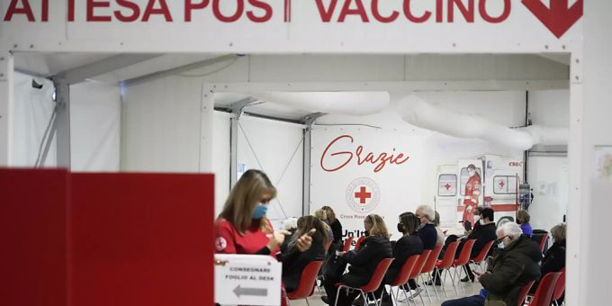Menschen warten in einem Impfzentrum des Italienischen Roten Kreuzes. Foto: Gregorio Borgia/AP/dpa Menschen warten in einem Impfzentrum des Italienischen Roten Kreuzes. Foto: Gregorio Borgia/AP/dpa