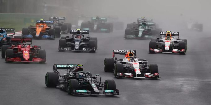 Valtteri Bottas (Mercedes) führt das Feld beim Start des Türkei-GP der Formel 1. Formel 1