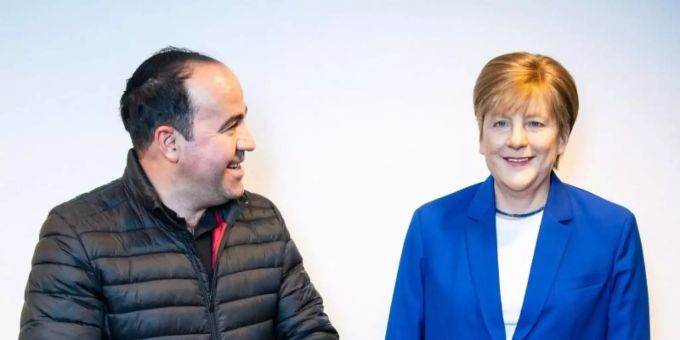Der Merkel-Fan Alexis Vaiou neben der lebensgrossen Wachsfigur der Noch-Kanzlerin. Foto: Sina Schuldt/dpa Der Merkel-Fan Alexis Vaiou neben der lebensgrossen Wachsfigur der Noch-Kanzlerin. Foto: Sina Schuldt/dpa