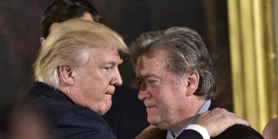 Steve Bannon (r.) mit Trump