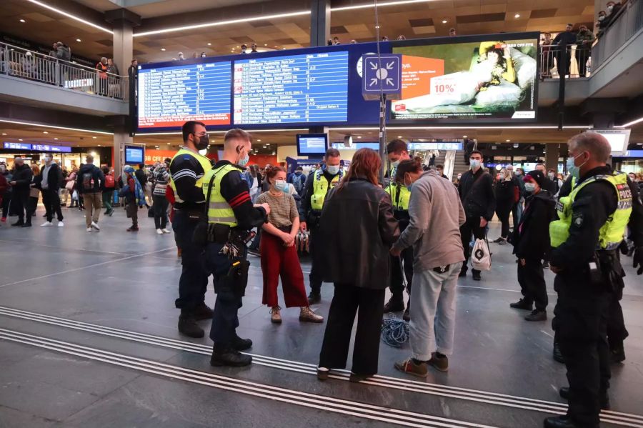 Die Security spricht mit den Demonstranten.