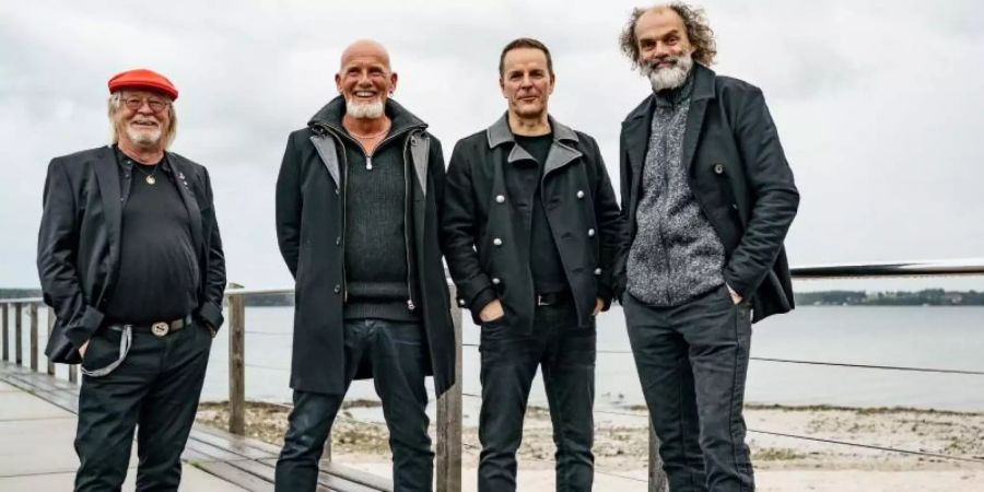 Die Band Santiano reklamiert die Albumspitze für sich. Foto: Axel Heimken/dpa