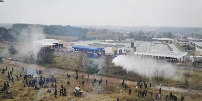 Polnische Grenzsoldaten setzen Wasserwerfer gegen Migranten ein. Foto: Leonid Shcheglov/BelTA/AP/dpa Polnische Grenzsoldaten setzen Wasserwerfer gegen Migranten ein. Foto: Leonid Shcheglov/BelTA/AP/dpa