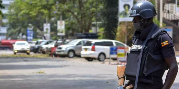 Sicherheitskräfte sichern den Ort der Explosionen ab. kampala