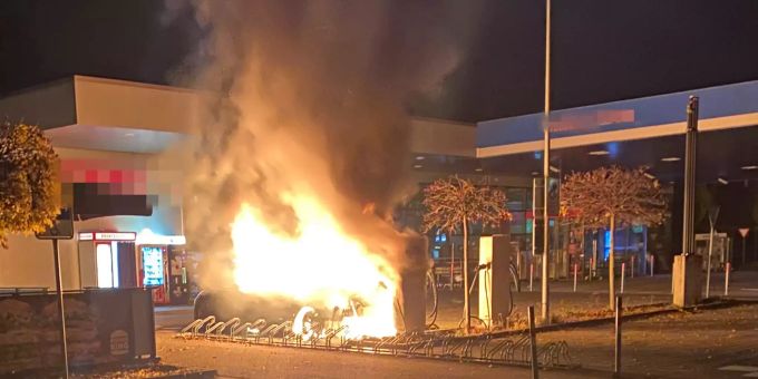 Das Auto wurde durch den Brand komplett zerstört, es wurde niemand verletzt. Brand