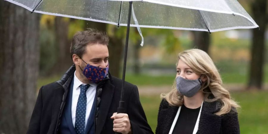 Mélanie Joly mit ihrem Ehemann auf dem Weg zur Vereidigung