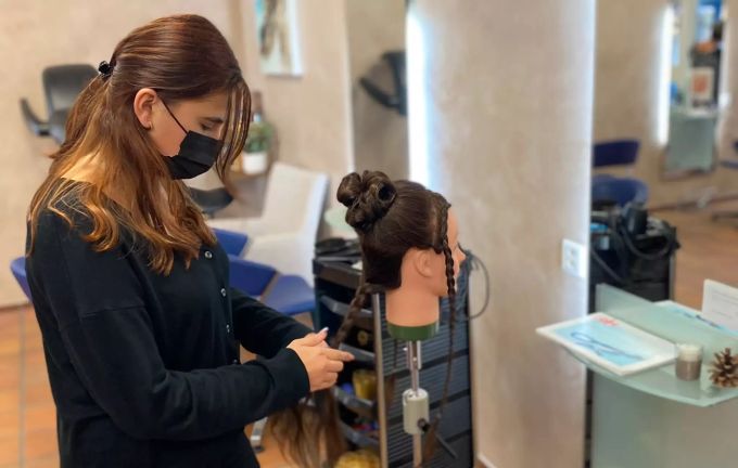 Bei Intercoiffure Daniela Guldimann werden auch Lernende ausgebildet. Intercoiffure Daniela Guldimann Liestal