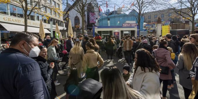 Menschen stehen an vor einem Covid PreCheck-Center zum Start der Herbstmesse in Basel, am Samstag, 23. Oktober 2021. SCHWEIZ,
