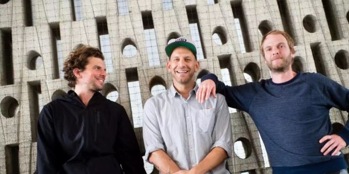 Rüdiger Linhof (l-r), Florian Weber und Peter Brugger von der Indie-Rock-Gruppe Sportfreunde Stiller. Foto: Matthias Balk/dpa Rüdiger Linhof (l-r), Florian Weber und Peter Brugger von der Indie-Rock-Gruppe Sportfreunde Stiller. Foto: Matthias Balk/dpa