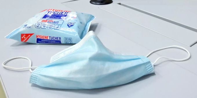 Coronavirus: Eine Maske liegt auf einem Tisch (Symbolbild). Coronavirus