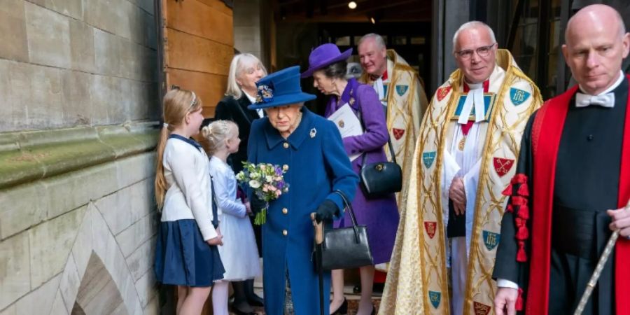 Queen Elizabeth II. mit Stock in der Westminster Abbey