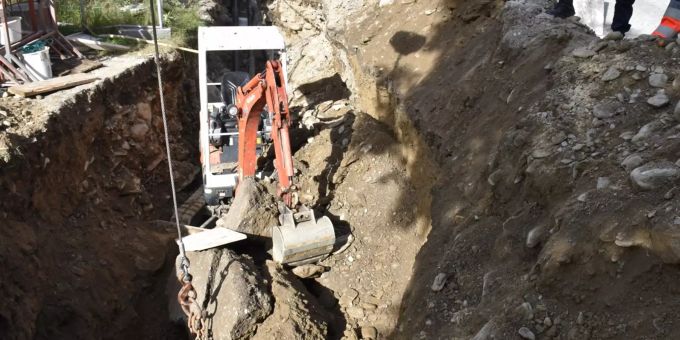 Aus der Wand des Grabens löste sich ein grösserer Erdklumpen und verschüttete den Mann bis zur Brust. Unfall