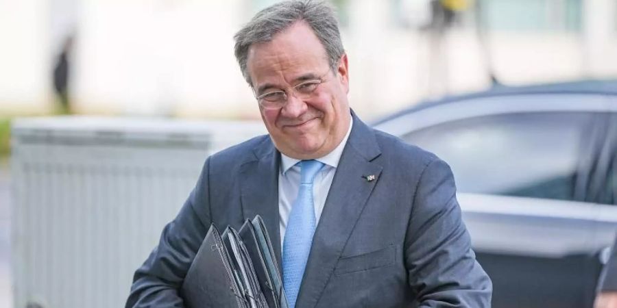 Armin Laschet, CDU-Bundesvorsitzender und Ministerpräsident von Nordrhein-Westfalen, kommt zur Vorbereitung von Sondierungsgesprächen an. Foto: Michael Kappeler/dpa
