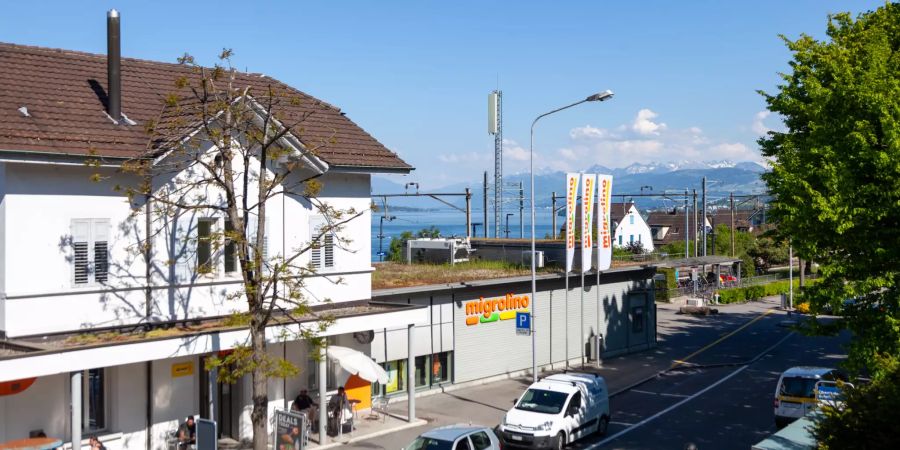 Bahnhof Oberrieden mit Bergpanorama.