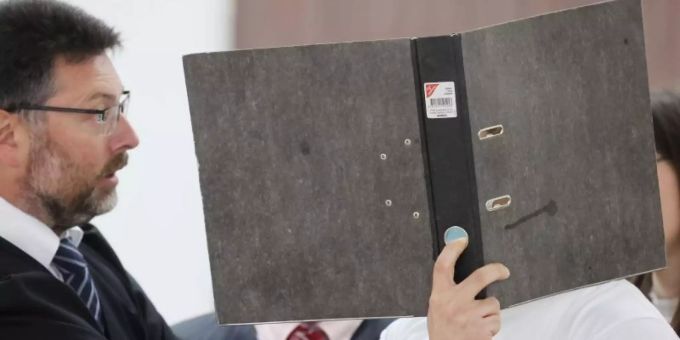 Der Angeklagte (r.) in Handschellen im Verhandlungssaal des Landgerichtes Gera. Foto: Bodo Schackow/dpa-zentralbild/dpa Der Angeklagte (r.) in Handschellen im Verhandlungssaal des Landgerichtes Gera. Foto: Bodo Schackow/dpa-zentralbild/dpa