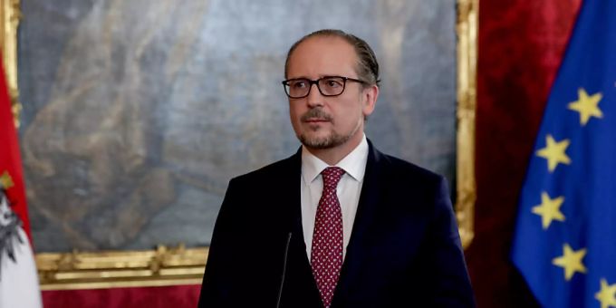 Alexander Schallenberg (ÖVP), Bundeskanzler von Österreich, wird in der Präsidentschaftskanzlei vereidigt. Foto: Lisa Leutner/AP/dpa kurz