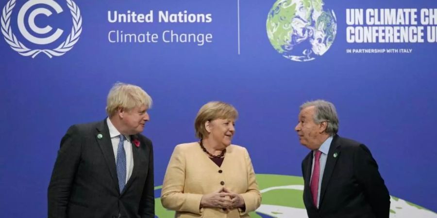 Boris Johnson (l), Antonio Guterres und Angela Merkel bei ihrer Ankunft auf dem UN-Klimagipfel COP26 in Glasgow. Foto: Alastair Grant/POOL AP/dpa