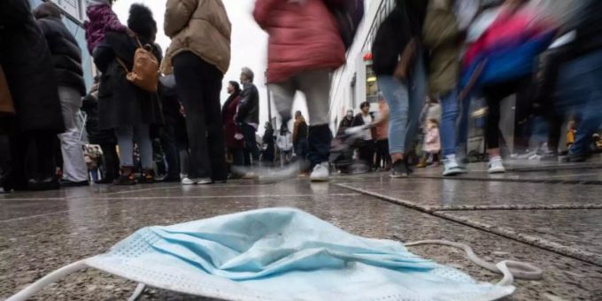 Ein verlorener Mund-Nasen-Schutz liegt auf dem nassen Pflaster von Frankfurts zentraler Einkaufsmeile. Der seit gut zwei Wochen anhaltende Anstieg der Sieben-Tage-Inzidenz in Deutschland setzt sich fort. Foto: Frank Rumpenhorst/dpa Ein verlorener Mund-Nasen-Schutz liegt auf dem nassen Pflaster von Frankfurts zentraler Einkaufsmeile. Der seit gut zwei Wochen anhaltende Anstieg der Sieben-Tage-Inzidenz in Deutschland setzt sich fort. Foto: Frank Rumpenhorst/dpa