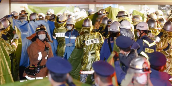 In Tokio kam es in einer Bahn zu einem Messer- und Brandanschlag. Bahn joker