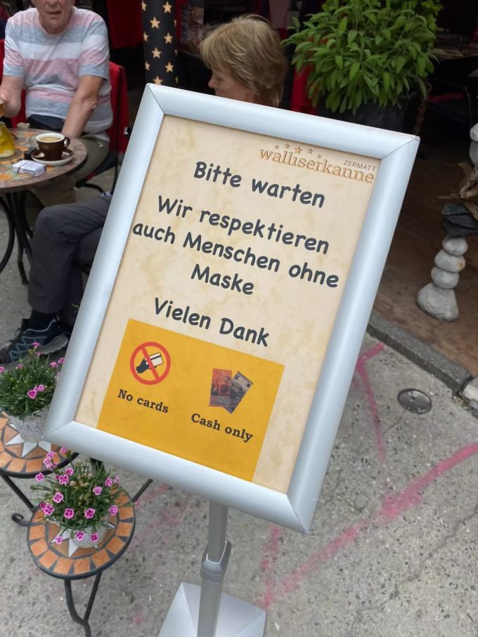 «Wir respektieren auch Menschen ohne Maske», steht auf einem Schild vor der Walliserkanne. (Aufnahme Juli 2021) Walliserkanne