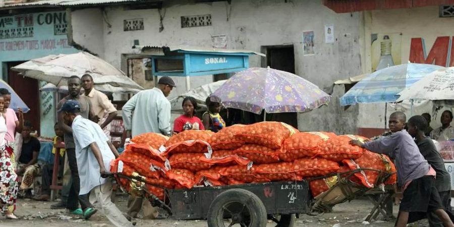 Händler in der kongolesischen Haupststadt Kinshasa. Um den Einfluss in der Welt auszubauen, will die EU in den kommenden sechs Jahren bis zu 300 Milliarden Euro in die Infrastruktur von Schwellen- und Entwicklungsländern investieren. Foto: Maurizio Gambarini/dpa