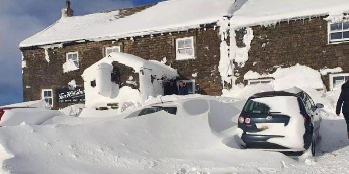 Der eingeschneite Pub "Tan Hill Inn" im nordenglischen Nationalpark Yorkshire Dales. Foto: The Tan Hill Inn/PA Media/dpa tan hill inn