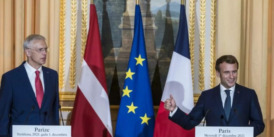 Karins (l.) und Macron in Paris