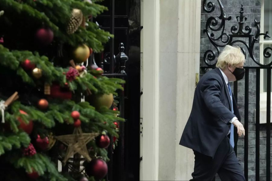 Der britische Premierminister Boris Johnson verlässt das Regierungsgebäude an der Downing Street in London.