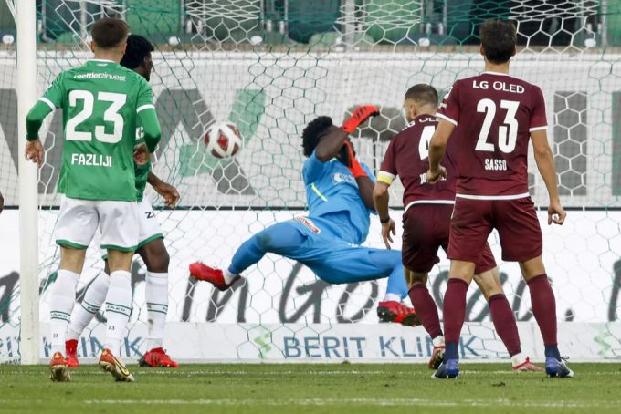 Lawrence Ati Zigi, Goalie vom FC St.Gallen, muss sich kurz vor dem Ende geschlagen geben. FC St.Gallen