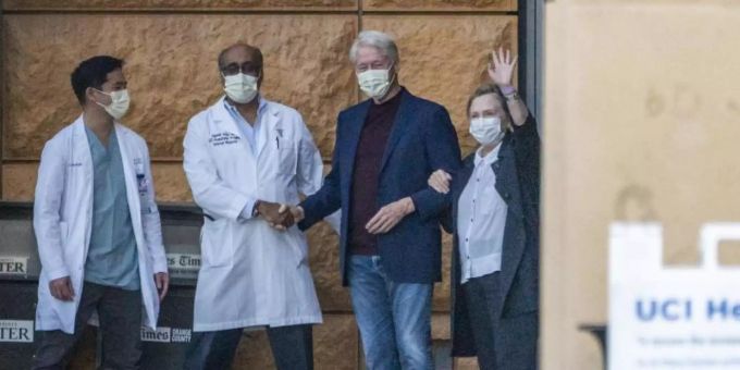 Bill Clinton (2.v.r) verlässt im Beisein seiner Frau Hillary das Krankenhaus in Kalifornien. Foto: Damian Dovarganes/AP/dpa Bill Clinton (2.v.r) verlässt im Beisein seiner Frau Hillary das Krankenhaus in Kalifornien. Foto: Damian Dovarganes/AP/dpa