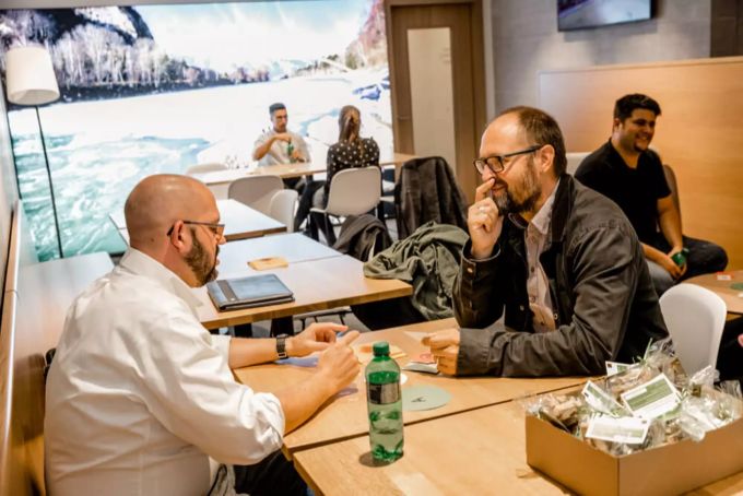 Beim Speed-Dating lernen sich potenzielle Arbeitnehmer und Arbeitgeber kennen. Handels- und Gewerbeverein Landquart