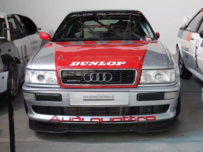 Mit diesem Audi 80 quattro 16V 2.0 l startete Audi 1994 im neuen Super Tourenwagen Cup; nach der Titelverteidigung 1991 war es 1992 nämlich zu Querelen mit der DTM gekommen, und Audi war aus der laufenden Saison ausgestiegen. Das Auto ist eine Weiterentwicklung des Audi 80 16V, mit dem das Team 1993 in der französischen Zweiliterklasse brillierte. d
