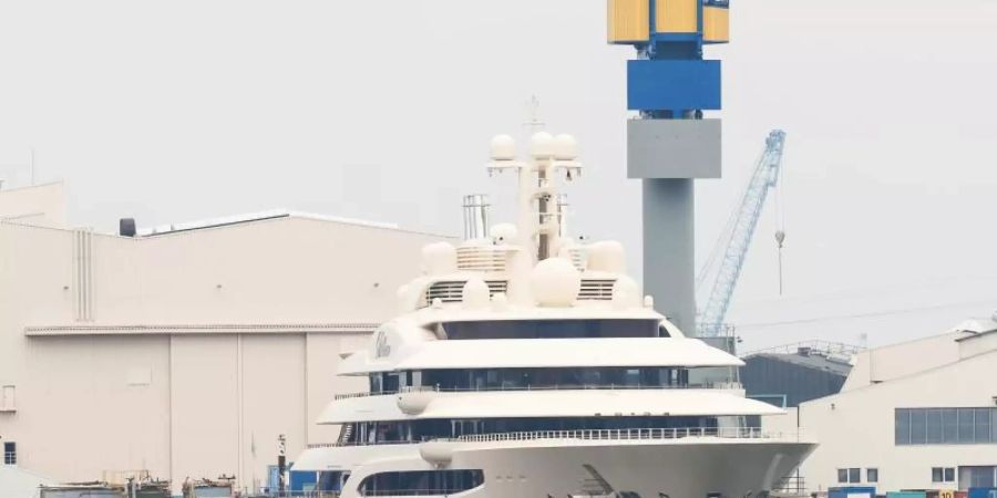 Die Luxusyacht Dilbar hat an der Kaimauer der Werft Blohm+Voss festgemacht. Foto: Christian Charisius/dpa