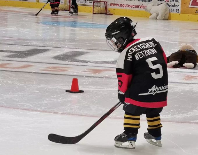 Sams älterer Sohn in der Hockeyschule. Eishockey