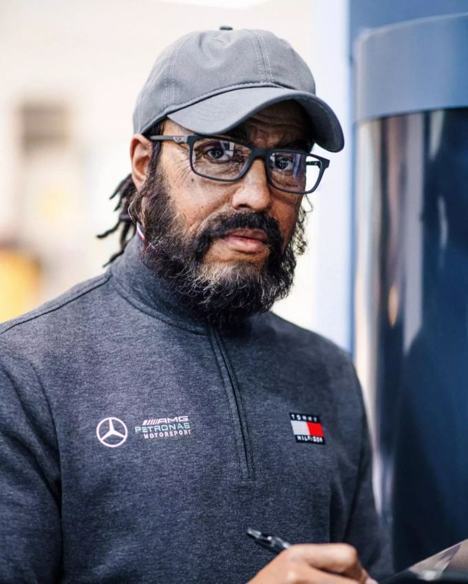 Lewis Hamilton (Mercedes) verkleidet sich als alternder Mercedes-Ingenieur. Lewis Hamilton Formel 1