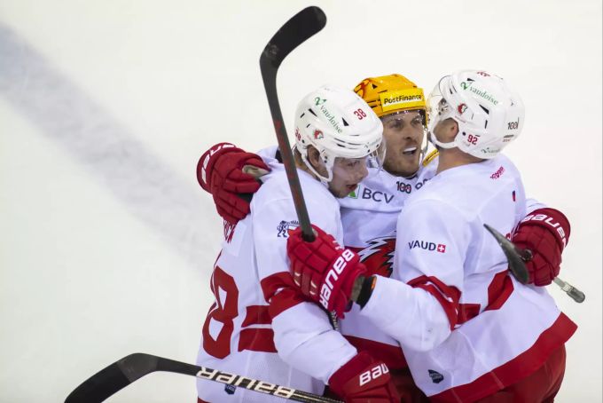 Die Spieler von Lausanne feiern einen Treffer gegen Genève-Servette in der National League. Lausanne Genève-Servette National League
