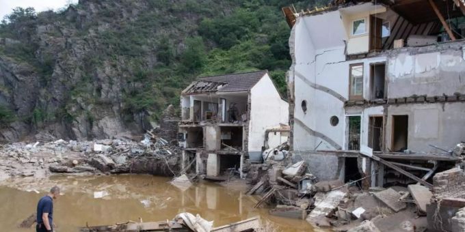 Angesichts zunehmender Extremwetter-Ereignisse müssen aus Sicht der Versicherungsbranche alle Wohngebäude gegen Elementarschäden versichert werden. Foto: Boris Roessler/dpa Angesichts zunehmender Extremwetter-Ereignisse müssen aus Sicht der Versicherungsbranche alle Wohngebäude gegen Elementarschäden versichert werden. Foto: Boris Roessler/dpa