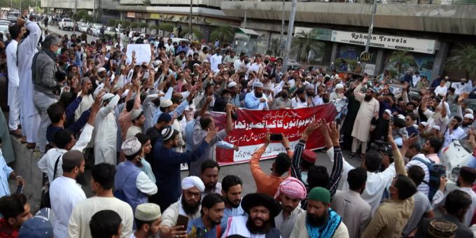 Anhänger der Tehreek-e Labbaik Pakistan (TLP) beim Protestmarsch. Tehreek-e Labbaik Pakistan
