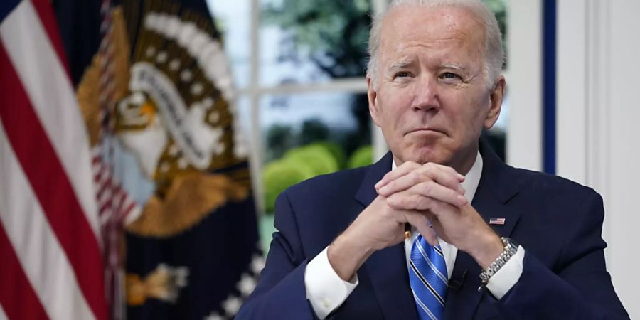 US-Präsident Joe Biden nimmt an der regelmässigen Telefonkonferenz des Covid-19-Reaktionsteams des Weissen Hauses teil. Foto: Carolyn Kaster/AP/dpa