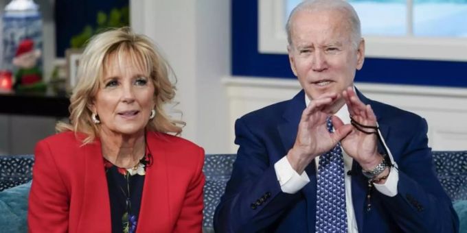 US-Präsident Joe Biden und First Lady Jill Biden sprechen per Telefonkonferenz mit dem NORAD Tracks Santa Operations Center. Foto: Carolyn Kaster/AP/dpa US-Präsident Joe Biden und First Lady Jill Biden sprechen per Telefonkonferenz mit dem NORAD Tracks Santa Operations Center. Foto: Carolyn Kaster/AP/dpa