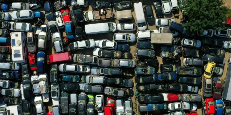 Vom Hochwasser beschädigte Autos in Bad Neuenahr-Ahrweiler