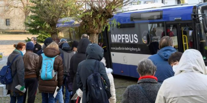 Warteschlange zur Corona-Impfung in Ludwigsburg Warteschlange zur Corona-Impfung in Ludwigsburg