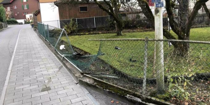 Ohne sich um die Schadenregulierung zu kümmern, fuhr der Autofahrer weiter. Unfall