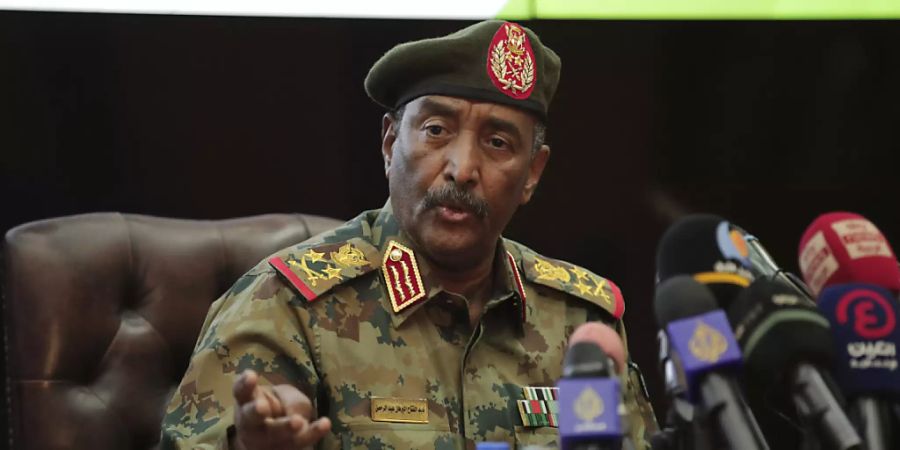 Der neue Militärmachthaber General Abdel Fattah al-Burhan hat nach dem Putsch die Regierung aufgelöst und einen Ausnahmezustand verhängt. Foto: Marwan Ali/AP/dpa