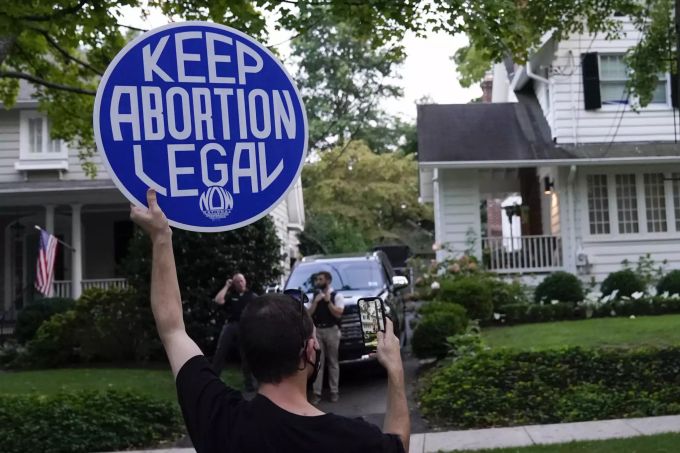 Ein Protestler steht vor dem Haus von Supreme-Court-Richter Brett Kavanaugh. Supreme Court Kavanaugh