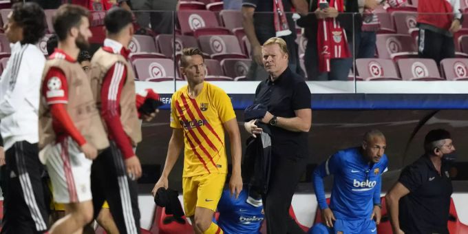 Trainer Ronald Koeman beim Debakel in Lissabon. Er bekommt beim FC Barcelona noch eine Gnadenfrist. Barca
