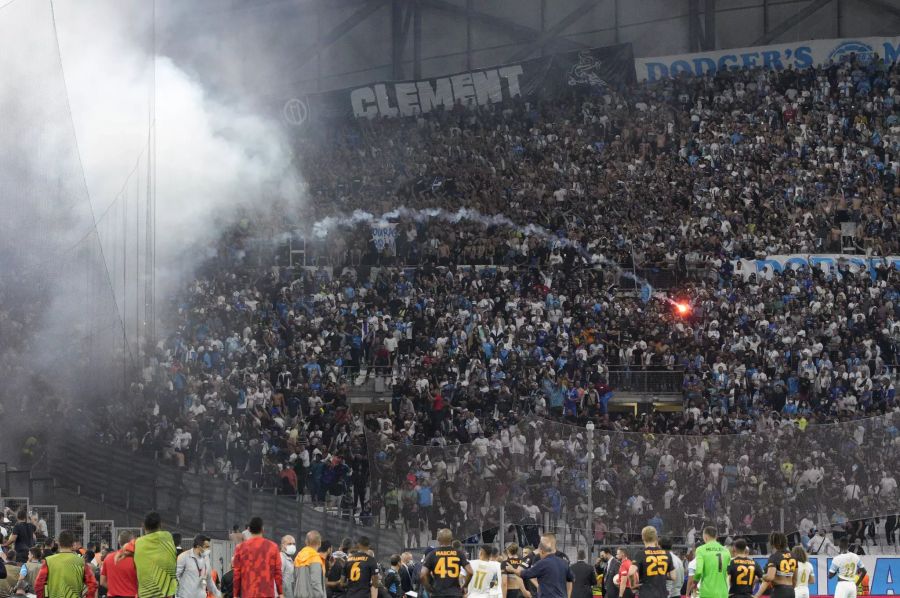 Im Stadion flogen Feuerwerkskörper zwischen den Fan-Sektoren hin und her.